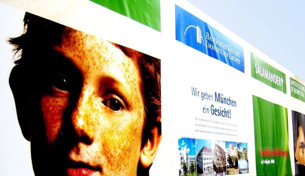 Bauzaunbanner 340 x 173 cm – einseitig bedruckt, Frontansicht mit Portraitfoto, Logos und Texten, wetterfestes Werbebanner für Outdoor-Einsatz in Wiesbaden von City Medien Einkaufswelt für Partner günstig kaufen, drucken lassen, online preiswert bestellen – Bauzaunbanner, Werbebanner, Outdoor-Werbung