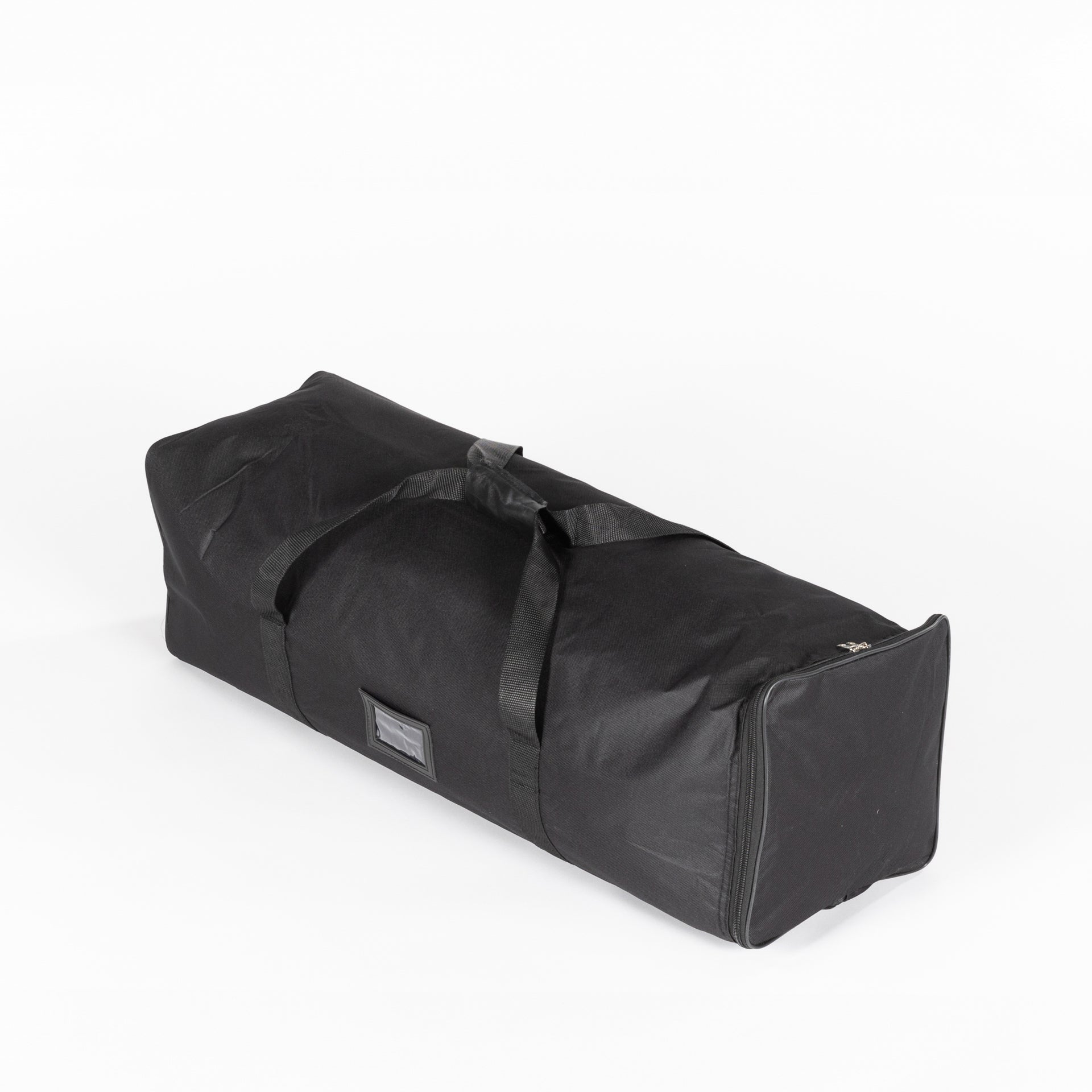 Schwarze Transporttasche für eine Pop-up-Messewand, Längliche, gepolsterte Taschenform, Zwei schwarze Tragegriffe auf der Oberseite, Reißverschluss an der Stirnseite sichtbar, Kleines Sichtfenster für Beschriftung an der Seite