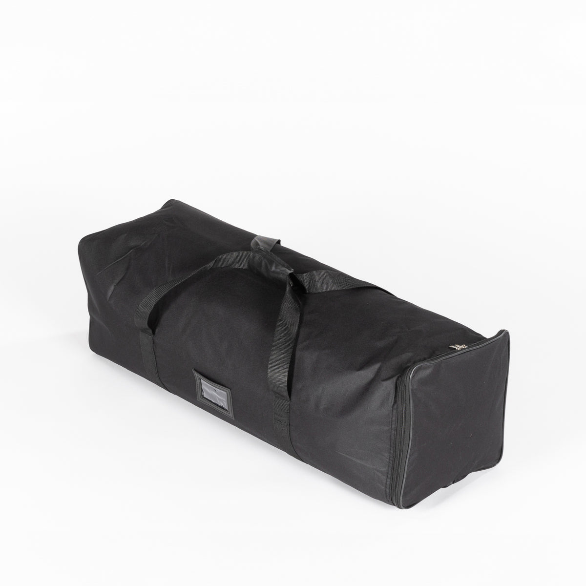 Schwarze Transporttasche für eine Pop-up-Messewand, Längliche, gepolsterte Taschenform, Zwei schwarze Tragegriffe auf der Oberseite, Reißverschluss an der Stirnseite sichtbar, Kleines Sichtfenster für Beschriftung an der Seite