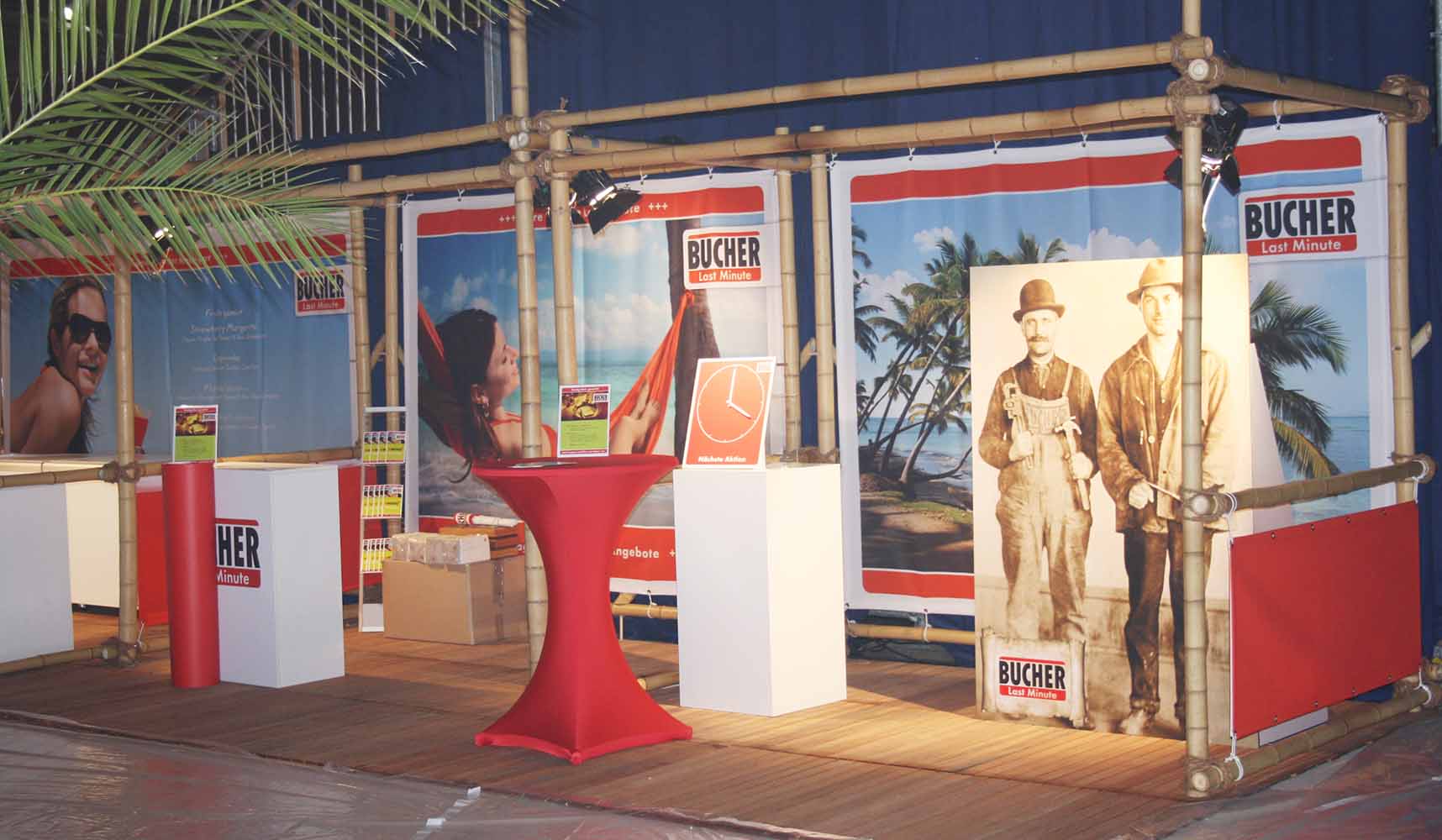 PVC Banner – einseitig bedruckt, Frontansicht auf einen Messestand mit mehreren Bannern im Hintergrund, wetterfestes Material für langlebige Werbung in Wiesbaden von City Medien Einkaufswelt für Partner günstig kaufen, drucken lassen, online preiswert bestellen – PVC Banner, Werbebanner, Outdoor-Werbung