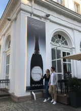 PVC Banner – einseitig bedruckt, Frontansicht auf einen Banner in einem Bannerrahmensystem, wetterfestes Material für langlebige Werbung in Wiesbaden von City Medien Einkaufswelt für Partner günstig kaufen, drucken lassen, online preiswert bestellen – PVC Banner, Werbebanner, Outdoor-Werbung