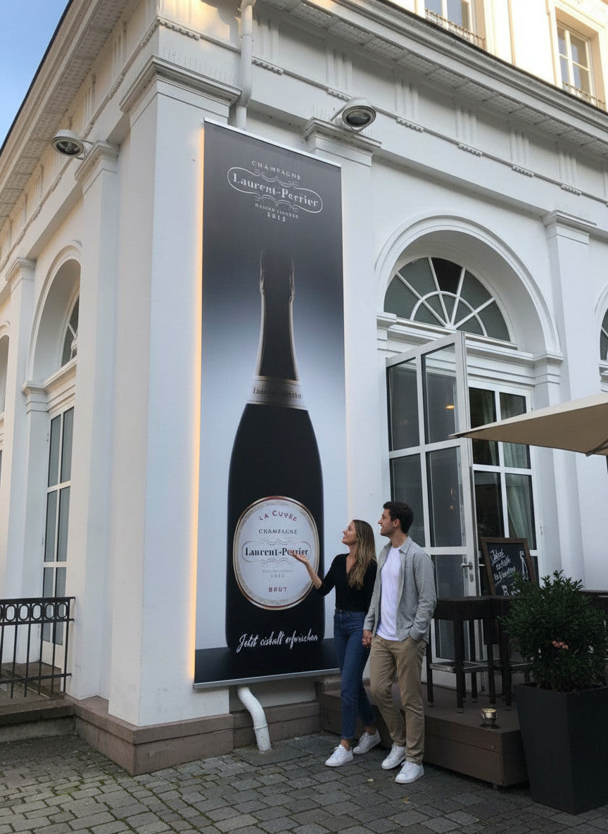 PVC Banner – einseitig bedruckt, Frontansicht auf einen Banner in einem Bannerrahmensystem, wetterfestes Material für langlebige Werbung in Wiesbaden von City Medien Einkaufswelt für Partner günstig kaufen, drucken lassen, online preiswert bestellen – PVC Banner, Werbebanner, Outdoor-Werbung
