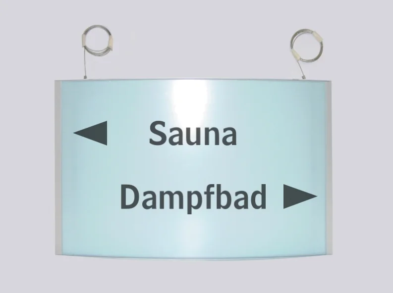 Deckenhänger System Zenit: Ein rechteckiges Schild. Auf dem Schild steht in schwarzer Schrift „Sauna“ und „Dampfbad“. Das Schild hängt an zwei silbernen Drahtseilen von der Decke, in Wiesbaden bei City Medien Einkaufswelt für Partner