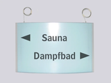 Deckenhänger System Zenit: Ein rechteckiges Schild. Auf dem Schild steht in schwarzer Schrift „Sauna“ und „Dampfbad“. Das Schild hängt an zwei silbernen Drahtseilen von der Decke, in Wiesbaden bei City Medien Einkaufswelt für Partner