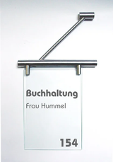Fahnenschild System Seeshaupt: Ein rechteckiges, transparentes Schild mit silbernem Halter. Darauf ist in grau die Zimmernummer der Buchhaltung abgebildet. Das Schild ist hochkant an einer silbernen Halterung an der Wand montiert, in Wiesbaden bei City Medien Einkaufswelt für Partner
