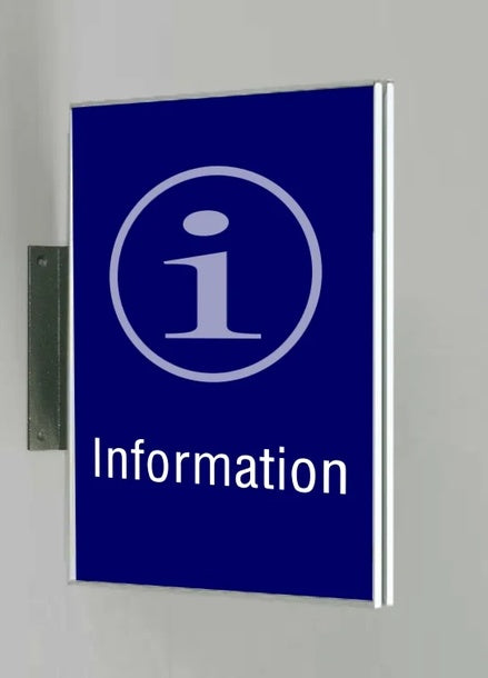 Fahnenschild System Seeshaupt: Ein rechteckiges, blaues Schild mit silbernem Rahmen. Darauf ist in Hellblau ein großes „i“ in einem Kreis und darunter das Wort „Information“ in weißer Schrift. Das Schild ist hochkant an einer silbernen Halterung an der Wand montiert, in Wiesbaden bei City Medien Einkaufswelt für Partner