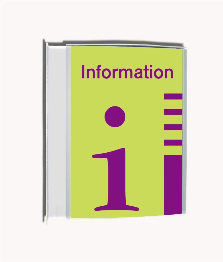 Fahnenschild System Zenit: Ein rechteckiges, grünes Schild mit silbernem Rahmen. Darauf ist in Lila ein großes „i“ in und darüber das Wort „Information“ in lila Schrift. Das Schild ist hochkant an einer silbernen Halterung an der Wand montiert, in Wiesbaden bei City Medien Einkaufswelt für Partner