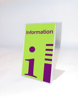 Tischaufsteller System Karlsruhe: Ein silberner Tischaufsteller mit einem rechteckigen, hellgrünen bedruckten Blatt. Der Druck hat den lilafarbenen Schriftzug „Information“ sowie ein großes, lilafarbenes „i“-Symbol und daneben vier horizontale Linien, in Wiesbaden bei City Medien Einkaufswelt für Partner