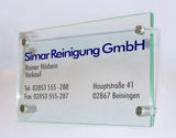 Tischaufsteller System Seeshaupt: Ein rechteckiger Tischaufsteller aus zwei klaren Acrylglasscheiben. Der Druck zwischen den Scheiben zeigt in blauer Schrift die Aufschriften „Simar Reinigung GmbH“, „Rainer Hörbein“, „Verkauf“ sowie Kontaktdaten. Der Aufsteller wird von vier silbernen Metallstiften zusammengehalten, in Wiesbaden bei City Medien Einkaufswelt für Partner