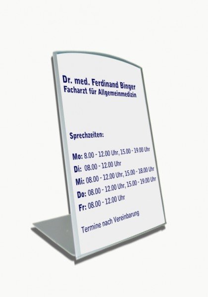 Tischaufsteller System Zenit: Ein silberner Tischaufsteller mit einem geschwungenen oberen Rand. Er zeigt ein bedrucktes Papier mit den blauen Aufschriften „Dr. med. Ferdinand Binger“, „Facharzt für Allgemeinmedizin“ und den Sprechzeiten, in Wiesbaden bei City Medien Einkaufswelt für Partner