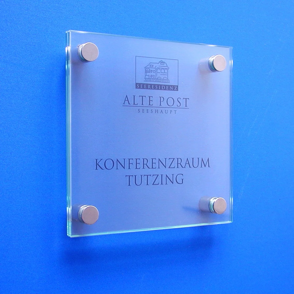 Wandschild mit transparenter Folie – Vorderansicht Konferenzraum Ausschilderung in Wiesbaden von City Medien Einkaufswelt für Partner günstig kaufen, online preiswert bestellen und selbst drucken – Leitsystem
