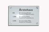 Wandschild mit Einleger – Vorderansicht Stockwerk Besetzung Ärztehaus, stabil und jederzeit austauschbar in Wiesbaden von City Medien Einkaufswelt für Partner günstig kaufen, online preiswert bestellen und selbst drucken – Leitsystem