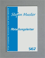 Wandschild System Karlsruhe: Ein rechteckiges Schild mit einem silbernen Rahmen. Es ist in einen breiten weißen und einen schmalen blauen vertikalen Streifen unterteilt. Auf der weißen Fläche stehen in blauer Schrift „Stefan Muster“ und „Abteilungsleiter“. Auf der blauen Fläche steht „FÜR UNSERE KUNDEN NUR DAS BESTE“ und im weißen Bereich unten die Zahl „567“. Das Schild ist hochkant an einer grauen Wand befestigt, in Wiesbaden bei City Medien Einkaufswelt für Partner