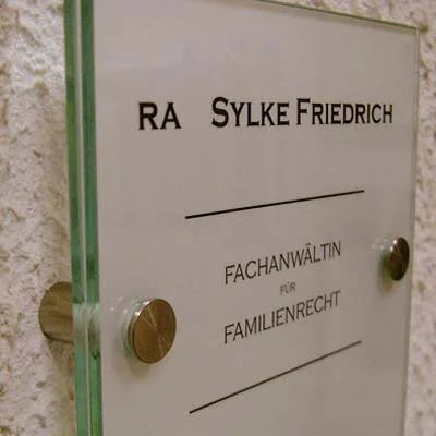 Acrylglas Schild – Praxis- und Kanzleischild aus Glasoptik mit Wandhaltern, beidseitig bedruckbar, edle Wirkung in Wiesbaden von City Medien Einkaufswelt für Partner günstig kaufen, drucken lassen, online preiswert bestellen – Türschilder, Kanzleischilder, Firmenschilder