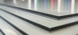 Aluverbundplatten – Stapel von Platten in Nahaufnahme, stabile Sandwich-Bauweise mit Aluminium-Deckschichten in Wiesbaden von City Medien Einkaufswelt für Partner günstig kaufen, zuschneiden lassen, online preiswert bestellen – Plattenmaterial, Werbetechnik, Bauschilder