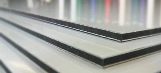 Aluverbundplatten – Stapel von Platten in Nahaufnahme, stabile Sandwich-Bauweise mit Aluminium-Deckschichten in Wiesbaden von City Medien Einkaufswelt für Partner günstig kaufen, zuschneiden lassen, online preiswert bestellen – Plattenmaterial, Werbetechnik, Bauschilder