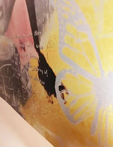 Butlerfinish Aluverbundplatte – Detailaufnahme gebürstete Aluminium-Oberfläche mit Motivdruck in leuchtenden Farben, strukturierte Metalloptik in Wiesbaden von City Medien Einkaufswelt für Partner günstig kaufen, drucken lassen, online preiswert bestellen – Dekoplatten, Designschilder, Wandbilder