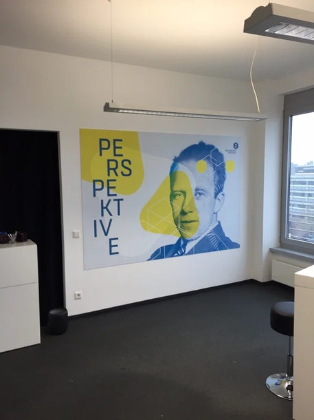 Hartschaumplatte – bedrucktes Schild mit Aussage im Büro, stabile Leichtbauplatte für Innen- und Außenbereich in Wiesbaden von City Medien Einkaufswelt für Partner günstig kaufen, drucken lassen, online preiswert bestellen – Werbeschilder, Dekoplatten, Konturschnitt