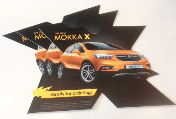 Bedruckte Polystyrolplatte 0,5 mm: Eine orangefarbene Werbeplatte mit einem Opel Mokka, umgeben von schwarzen grafischen Elementen und dem Text „Ready for ordering!“ in Wiesbaden bei City Medien Einkaufswelt für Partner