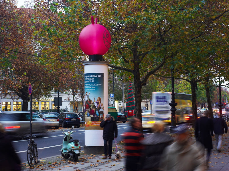 Leuchtender Hüpfball-Topper, nasse Straße mit Reflexionen, Blue-Hour – aufmerksamkeitsstarkes 3D-Branding, City Medien Einkaufswelt für Partner Wiesbaden – Kategorien: Sonderproduktion, Aufblasbare Werbung – anfragen, produzieren lassen, bestellen