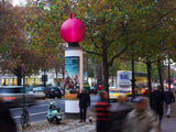 Leuchtender Hüpfball-Topper, nasse Straße mit Reflexionen, Blue-Hour – aufmerksamkeitsstarkes 3D-Branding, City Medien Einkaufswelt für Partner Wiesbaden – Kategorien: Sonderproduktion, Aufblasbare Werbung – anfragen, produzieren lassen, bestellen