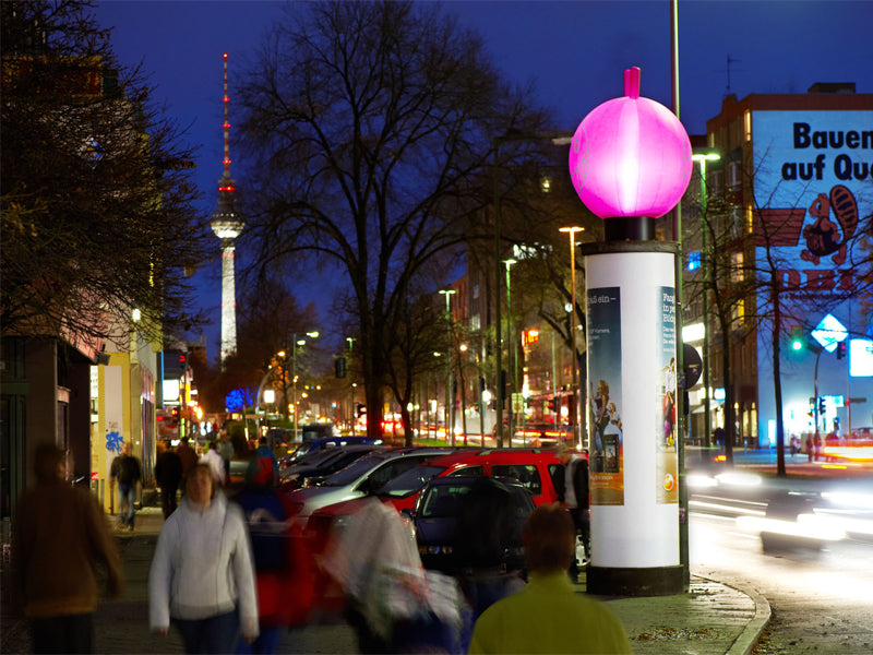 Leuchtender Hüpfball auf Werbesäule bei Nacht, Fernsehturm im Hintergrund – Sonderproduktion für City-Light-Kampagnen, City Medien Einkaufswelt für Partner Wiesbaden – Kategorien: Sonderproduktion, Aufblasbare Werbung – anfragen, produzieren lassen, bestellen