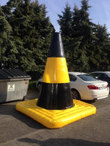 Aufblasbarer Straßenpylon als Produktnachbildung – überdimensionale schwarz-gelbe Pylonnachbildung auf quadratischer Basis, Outdoor-Aufstellung in Wiesbaden von City Medien Einkaufswelt für Partner günstig kaufen, drucken lassen, online preiswert bestellen – Aufblasbare Werbeträger, Promotion, Eventdeko