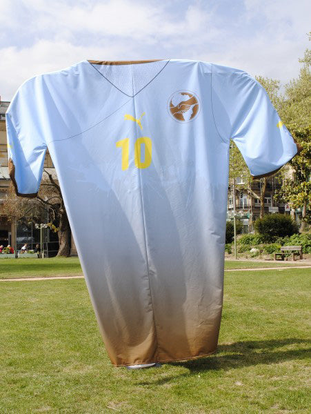 Riesentrikot Sonderproduktion – frontale Ansicht überdimensionales Fußballtrikot in Hellblau mit gelber Nummer 10, Outdoor-Präsentation in Wiesbaden von City Medien Einkaufswelt für Partner günstig kaufen, drucken lassen, online preiswert bestellen – Werbetrikots, Promotion, Großformatdruck