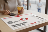 Bedrucktes Tischset mit Fußball-Sommer-Design, QR-Code, roten Designelementen und Besteck auf einem Restauranttisch – individuelle Tischsets drucken lassen bei City Medien Einkaufswelt für Partner in Wiesbaden, Werbedruck für Gastronomie, Event & Fußball-Aktionen günstig online bestellen