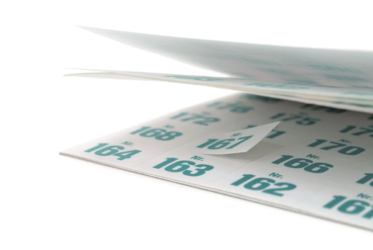 Gewinnaufklebenummern – fortlaufend nummerierte Sticker auf Bogen, selbstklebend und leicht ablösbar, Nahaufnahme von Wiesbaden günstig kaufen, drucken lassen, online preiswert bestellen – Gewinnnummern, Aufkleber, Tombola