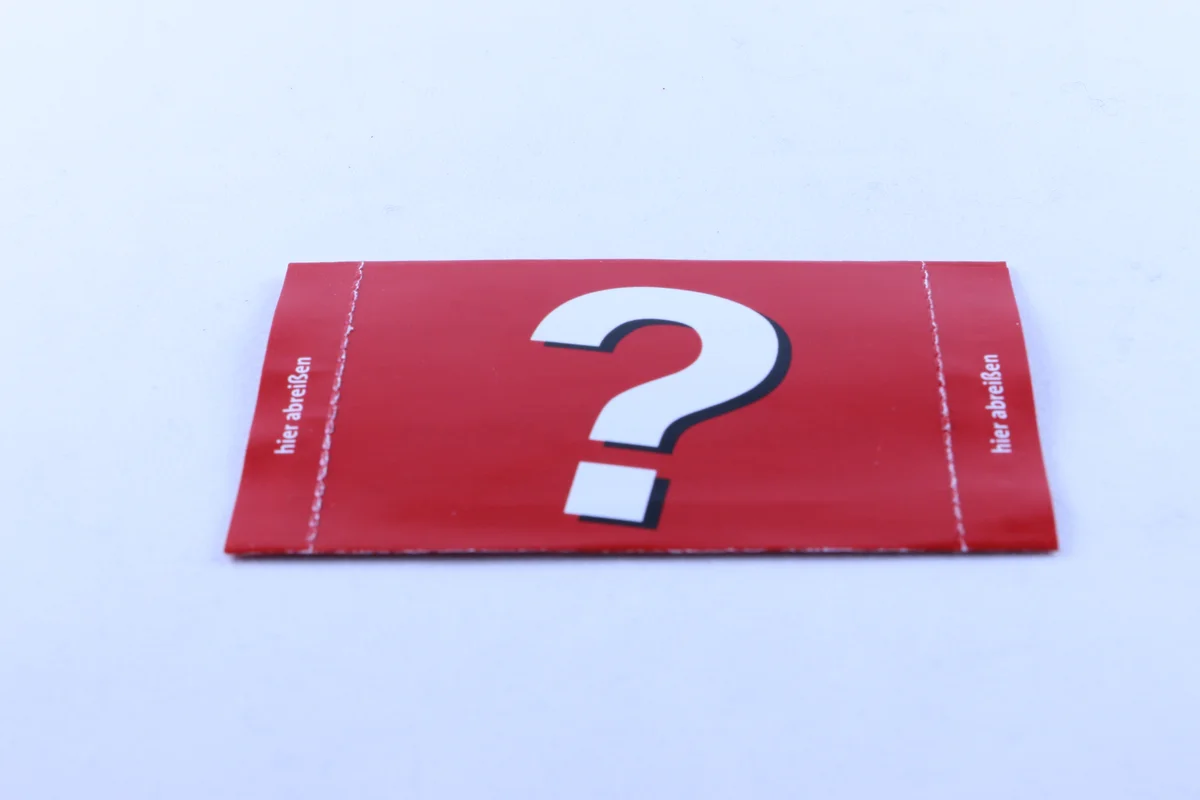 Brieflose – rotes Papierlos mit großem Fragezeichen, perforierte Abreißkanten links und rechts, Frontansicht von Wiesbaden günstig kaufen, drucken lassen, online preiswert bestellen – Brieflose, Tombola, Gewinnspiele