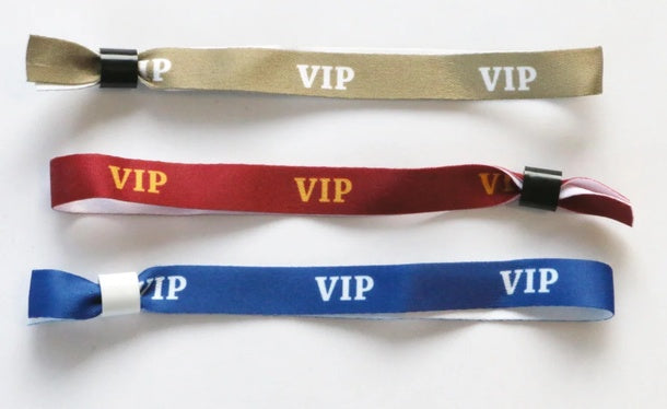 Stoffeinlassbänder – drei gewebte Festivalbänder in Gold, Rot und Blau mit VIP-Aufdruck, Kunststoffverschluss, Nahaufnahme in Wiesbaden von City Medien Einkaufswelt für Partner günstig kaufen, drucken lassen, online preiswert bestellen – Einlassbänder, Festivalbänder, Eventzubehör