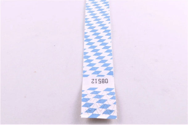 Tyvek-Bänder Design – Kontrollarmband mit blau-weißem Rautenmuster im Bayern-Stil, Klebeverschluss mit Nummerierung, Detailaufnahme in Wiesbaden von City Medien Einkaufswelt für Partner günstig kaufen, drucken lassen, online preiswert bestellen – Einlassbänder, Festivalbänder, Eventzubehör