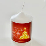 Kerze rundum bedruckt – weiße Stumpenkerze mit rotem Weihnachtsmotiv, goldener Tannenbaum und Schriftzug, Frontansicht von Wiesbaden günstig kaufen, drucken lassen, online preiswert bestellen – Kerzen, Werbeartikel, Weihnachtsdekoration