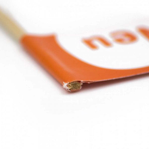 Zahnstocher mit Fähnchen – Nahaufnahme der orangen Papierfahne auf Holzstäbchen, ca. 7 cm, beidseitig bedruckt in Wiesbaden von City Medien Einkaufswelt für Partner günstig kaufen, drucken lassen, online preiswert bestellen – Detailansicht, Werbemittel, Eventbedarf