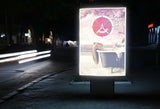Backlightfolie mit freier Größe – leuchtendes City-Light-Poster im Straßenraum, Nachtaufnahme mit hinterleuchtetem Motiv in Wiesbaden von City Medien Einkaufswelt für Partner günstig kaufen, drucken lassen, online preiswert bestellen – Backlightfolie, Leuchtkastenfolie, Werbeposter