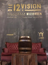 Folienplott Avery 777 – goldfarbene Schriftzüge und Logos auf dunkler Betonwand, stilvolle Innenraumgestaltung in Wiesbaden von City Medien Einkaufswelt für Partner günstig kaufen, drucken lassen, online preiswert bestellen – Folienplott, Wandtattoo, Beschriftungsfolie
