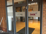 Milchglasfolie – Glastür mit beschriftetem Sichtschutz „Leitung“ und „imk“, dezente Bürokennzeichnung in Wiesbaden von City Medien Einkaufswelt für Partner günstig kaufen, drucken lassen, online preiswert bestellen – Milchglasfolie, Sichtschutzfolie, Türfolie