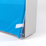 Blaues Textil ist an der Ecke teilweise gelöst, Silberfarbenes Aluminiumprofil rechts sichtbar, Stoffkante mit weißer Naht und Kederband zu erkennen, Kleine weiße Zuglasche am Textilrand, Lasche dient zum einfachen Herausziehen oder Wechseln des Drucks, Bild zeigt den Austausch oder die Montage eines Textildrucks