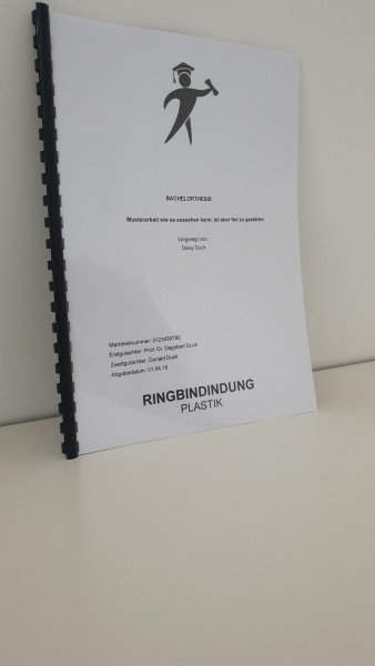 Abschlussarbeit Plastik Spiralbindung bis 200 Seiten: Eine Abschlussarbeit mit einem weißen, bedruckten Cover und schwarzer Plastik-Spiralbindung, in Wiesbaden bei City Medien Einkaufswelt für Partner
