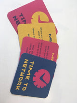 Bierdeckel quadratisch – bunte Kartonuntersetzer mit Logo- und Textaufdruck, Vorderseite in Blau, Rot und Gelb, Stapelansicht in Wiesbaden von City Medien Einkaufswelt für Partner günstig kaufen, drucken lassen, online preiswert bestellen – Bierdeckel, Untersetzer, Gastronomiebedarf