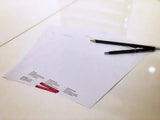 Briefpapier DIN A4 – einseitig oder beidseitig bedruckt, auf weißem Schreibtisch mit Stiften, hochwertiges Geschäftspapier in Wiesbaden von City Medien Einkaufswelt für Partner günstig kaufen, drucken lassen, online preiswert bestellen – Briefpapier, Geschäftsdrucksachen, Geschäftsausstattung