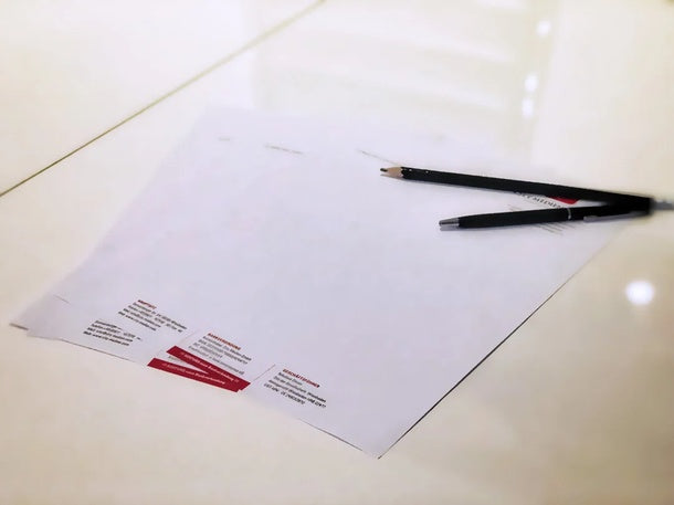 Briefpapier DIN A4 – einseitig oder beidseitig bedruckt, auf weißem Schreibtisch mit Stiften, hochwertiges Geschäftspapier in Wiesbaden von City Medien Einkaufswelt für Partner günstig kaufen, drucken lassen, online preiswert bestellen – Briefpapier, Geschäftsdrucksachen, Geschäftsausstattung