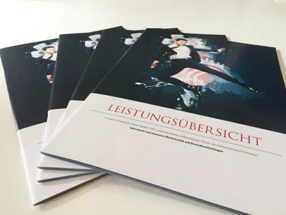 Broschüren Drahtheftung DIN A4 Kleinauflage – gestapelte Broschüren mit Titel „Leistungsübersicht“, klassische Rückendrahtheftung im A4 Format für kleine Auflagen in Wiesbaden von City Medien Einkaufswelt für Partner günstig kaufen, drucken lassen, online preiswert bestellen – Broschüren, Magazine, Prospekte
