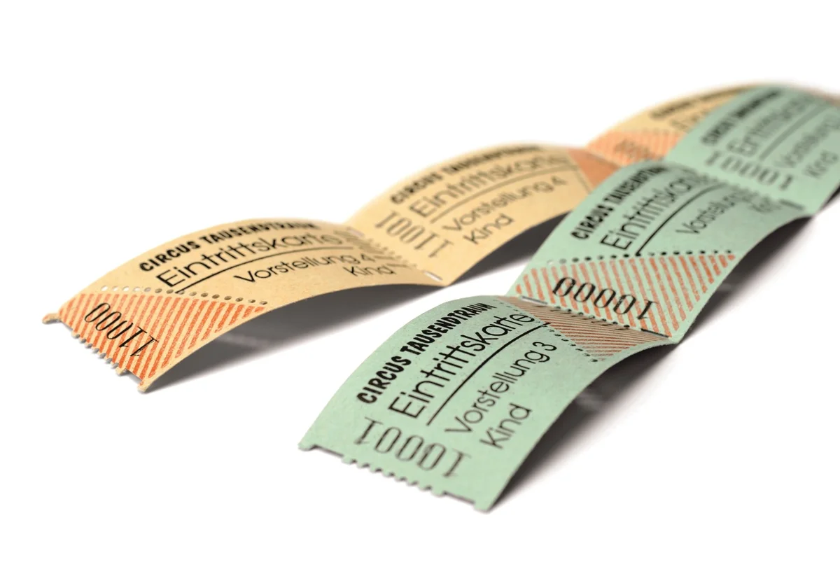 Rolleneintrittskarten Standard – perforierte Tickets auf Rolle, zweifarbig bedruckt in Beige und Grün, Nahaufnahme von Wiesbaden günstig kaufen, drucken lassen, online preiswert bestellen – Eintrittskarten, Tickets, Veranstaltungsbedarf