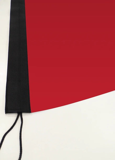 Beachflag Rechteck Austauschdruck: Nahaufnahme der unteren Ecke einer roten Flagge. Sie hat ein breites, schwarzes Besatzband an der linken Seite mit sichtbaren Nähten. Unten hängt eine schwarze Kordel heraus, in Wiesbaden bei City Medien Einkaufswelt für Partner