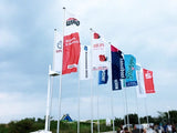 Hissflaggen ohne Ausleger: Mehrere hohe Hissflaggen mit unterschiedlichen Logos und Werbedrucken. Die Flaggen sind einseitig bedruckt, an Masten befestigt und wehen im Wind, in Wiesbaden bei City Medien Einkaufswelt für Partner