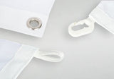 Hissflaggen mit Ausleger: Nahaufnahme der Befestigungsdetails. Ein weißer Stoff ist mit einer Metallöse versehen. Daneben befinden sich eine weiße Kunststofföse und eine weiße Stoffschlaufe, in Wiesbaden bei City Medien Einkaufswelt für Partner