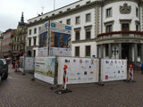Mesh Banner – einseitig bedruckt, winddurchlässiges Netzbanner an Bauzaun im Stadtzentrum befestigt, wetterfeste Ausführung in Wiesbaden von City Medien Einkaufswelt für Partner günstig kaufen, drucken lassen, online preiswert bestellen – Mesh Banner, Bauzaunbanner, Outdoor-Werbung