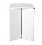 Papphocker: Ein leerer, weißer Papphocker von vorne. Er hat eine rechteckige, oben leicht schräge Sitzfläche und vier trapezförmige Beine, in Wiesbaden bei City Medien Einkaufswelt für Partner